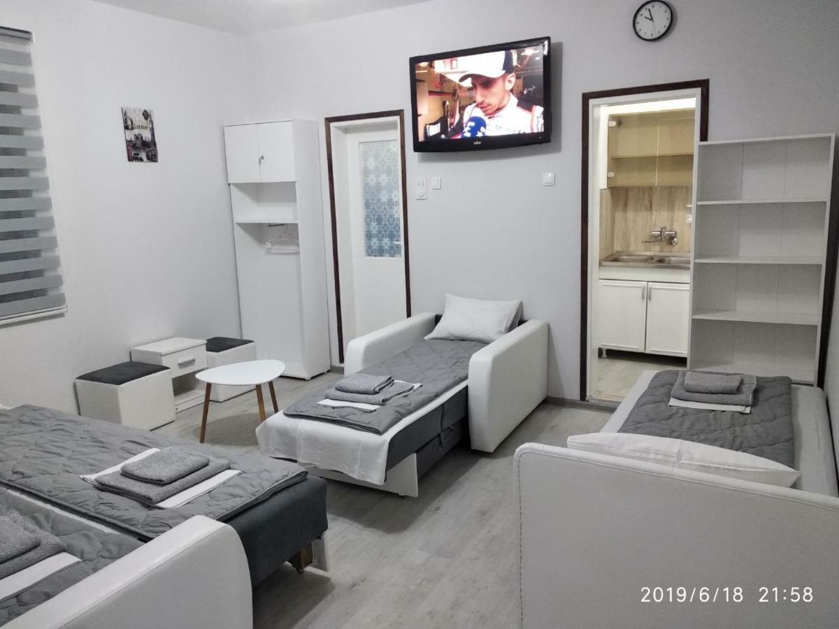 Apartmani Pinokio Ni Buitenkant foto